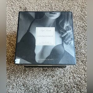 NWOT Victoria’s Secret U-Plunge push up bra in box